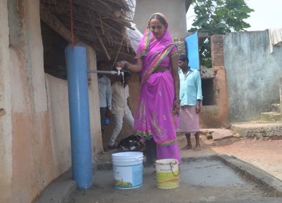 घरों में जल मिलने से महिलाओं के चेहरे पर झलकी खुशी