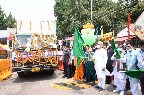 सीएम भूपेश बघेल ने पोषण रथ को हरी झंडी दिखाकर विभिन्न जिलों के भ्रमण के लिए किया रवाना