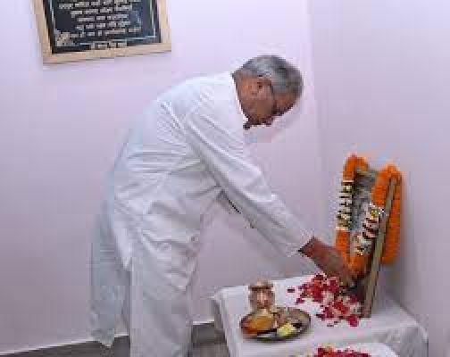 छत्तीसगढ़ राजगीत के रचयिता स्वर्गीय नरेन्द्र देव वर्मा की पुण्यतिथि पर मुख्यमंत्री भूपेश बघेल ने उन्हें किया नमन 