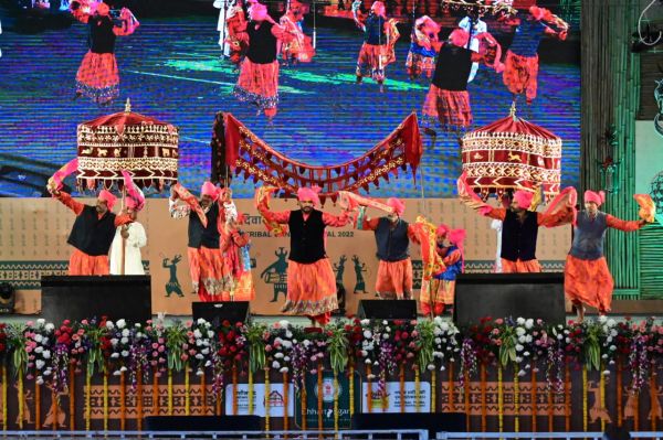 धनगरी ग़ज़ा नामक लोक नृत्य कर रहे हैं महाराष्ट्र के नर्तक दल
