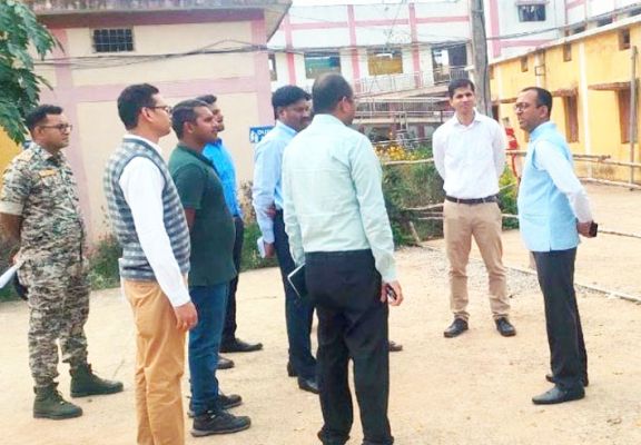 नारायणपुर कलेक्टर और एसपी ने किया मतगणना स्थल का औचक निरीक्षण