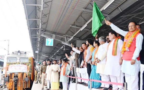CM विष्णुदेव साय ने अयोध्या स्पेशल गाड़ी को हरी झंडी दिखा कर किया रवाना