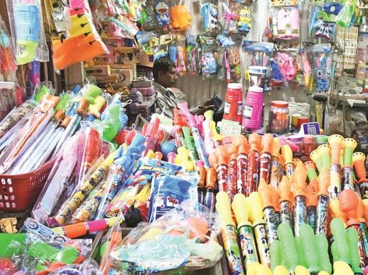 रायपुर बाजार पर चढ़ा होली का रंग, मुखौटे पर लगा बैन