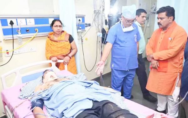 गृहमंत्री विजय शर्मा ने दुर्ग बस हादसे में घायल कर्मचारियों का जाना हाल-चाल