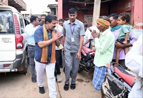 कबीरधाम के ग्राम घुघरीखुर्द में गृहमंत्री विजय शर्मा ने किया जनसंपर्क