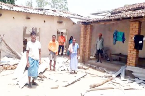 तेज आंधी से ग्रामीणों को हुआ नुकसान, घरों के छप्पर उड़े