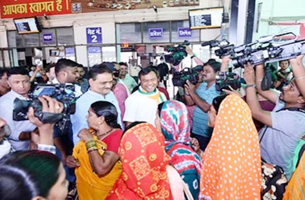 रायपुर रेल्वे स्टेशन में यात्रियों से मिले दीपक बैज