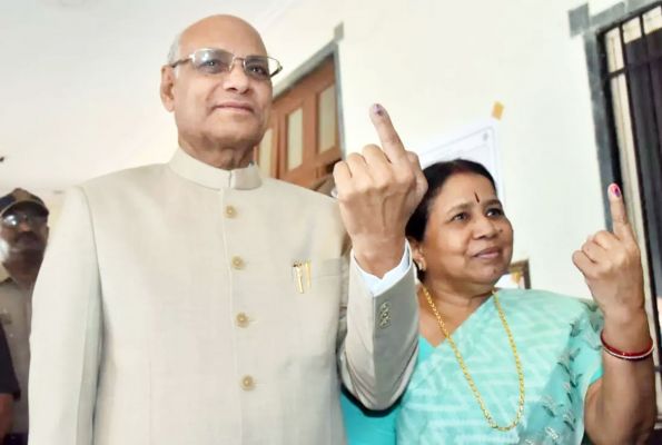 राज्यपाल रमेश बैस ने मुंबई में किया मतदान