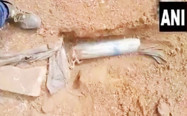 बीजापुर में IED और कुकर बम बरामद