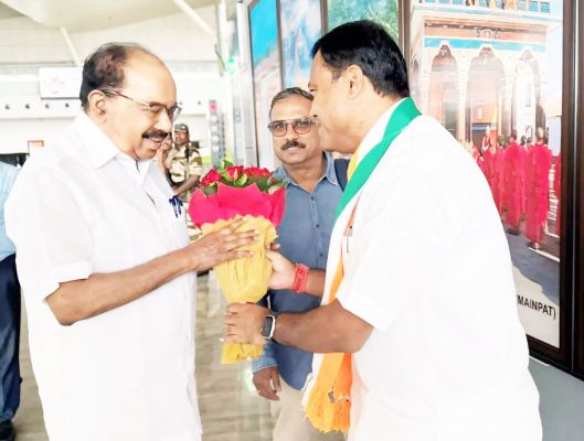 वरिष्ठ कांग्रेस नेता वीरप्पा मोइली पहुंचे रायपुर
