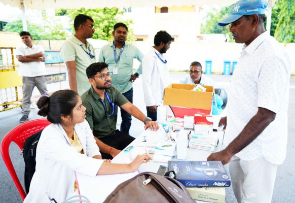 मुख्यमंत्री निवास में जनदर्शन के दौरान लगाया गया स्वास्थ्य परीक्षण शिविर