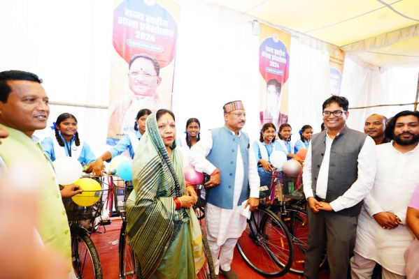 नवमी में प्रवेशित 30 छात्राओं को मुख्यमंत्री साय ने वितरित की साइकिल