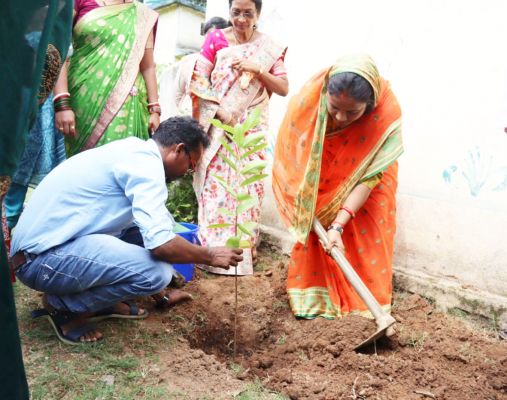 एक पेड़ माँ के नाम : मंत्री श्रीमती लक्ष्मी राजवाड़े ने किया पौधारोपण