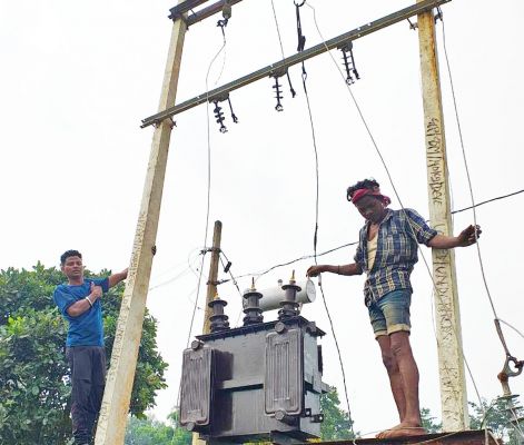 मुख्यमंत्री कैंप कार्यालय की पहल पर हाथीबेड़ में लगाया गया ट्रांसफार्मर