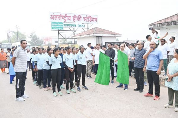 राजनांदगांव कलेक्टर ने रन फॉर यूनिटी के दल को दिखाई हरी झंडी