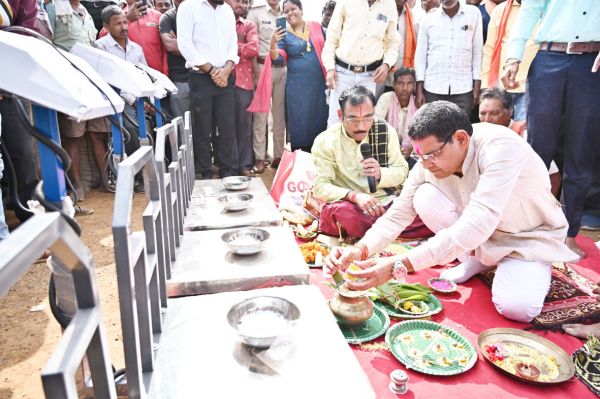 सांकरा उपार्जन केंद्र में राजस्व मंत्री टंकराम वर्मा ने धान खरीदी का किया शुभारम्भ