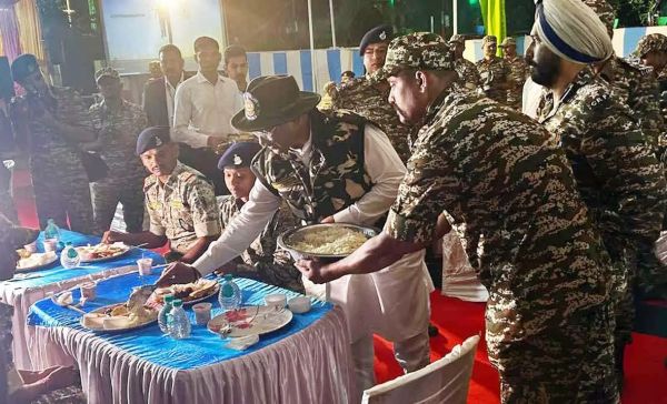 CM विष्णुदेव साय ने CRPF जवानों को परोसा भोजन, कैंप पहुंचकर बढ़ाया हौसला