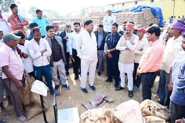 खाद्य मंत्री ने धान खरीदी केंद्र झाल, मुरता, संबलपुर, मारो और गुंजेरा पहुंचकर खरीदी व्यवस्था का लिया जाएजा