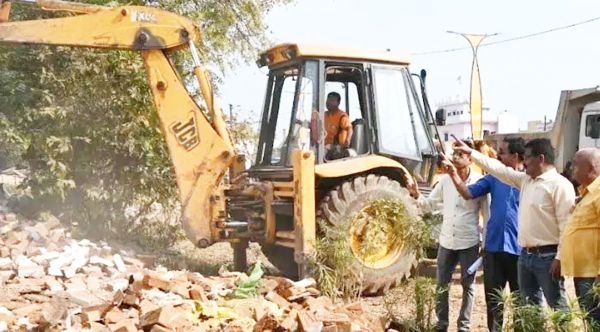 तालाब पर अवैध अतिक्रमण करने वालों पर बड़ी कार्यवाही, चला बुलडोजर