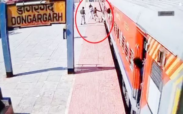 ट्रेन के गेट में घसीटा रहा था यात्री, देवदूत बना RPF जवान