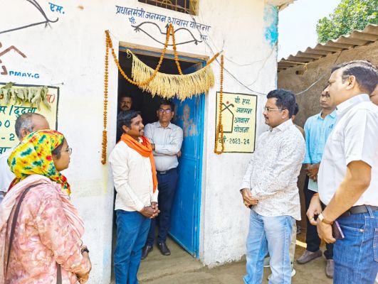 प्रमुख सचिव सोनमणि बोरा ने पीएम जनमन आवासों का किया निरीक्षण
