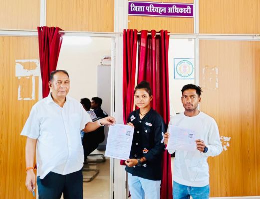 लर्निंग लाईसेंस मिलने पर विमला वंडो के चेहरे पर आई मुस्कान