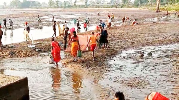 एनिकट का गेट खुलने से बहा नदी में स्टोर किया गया पानी