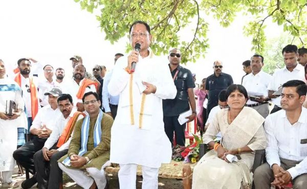 CM विष्णुदेव साय ने चुकतीपानी गांव में ग्रामीणों से किया सीधा संवाद 