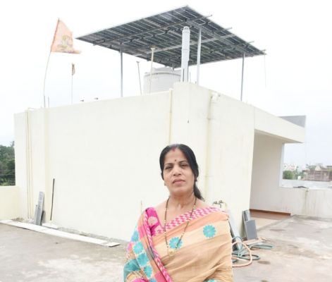 पीएम सूर्य घर मुफ्त बिजली योजना से रीता बनाफर ने पर्यावरण संरक्षण में दिया योगदान