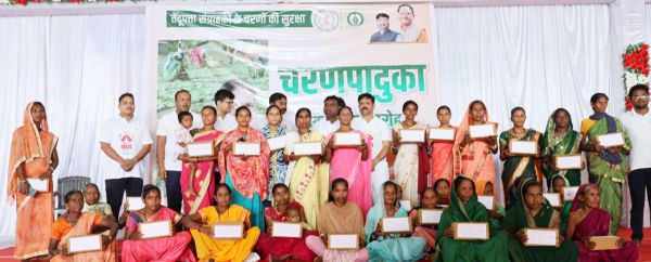 बीजापुर जिले के 54 हजार से अधिक महिला संग्राहकों को चरण पादुका की जाएगी वितरित