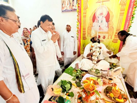 गुरु पूर्णिमा पर उद्योग मंत्री में सद्गुरु कबीर आश्रम में की पूजा अर्चना कर लिया आशीर्वाद