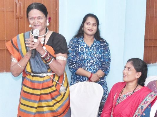 हाईवा जैसी भारी वाहनों को आसानी से ऑपरेट करती है जेसीबी दीदी