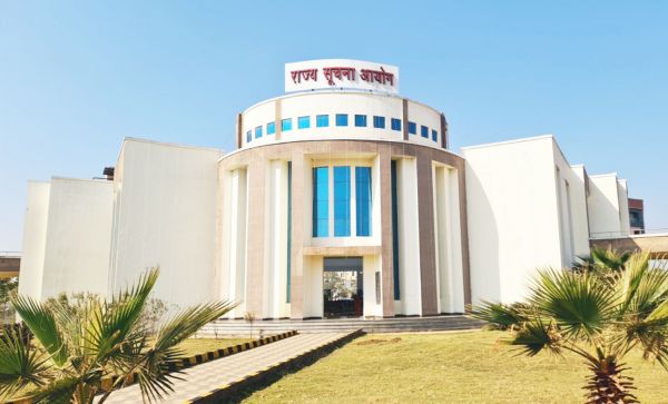 जनसूचना अधिकारी पत्राचार करते समय अपना नाम, पदनाम और पदस्थापना स्थल का उल्लेख करें