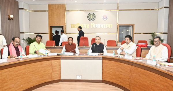 विधानसभा अध्यक्ष डॉ. रमन सिंह की अध्यक्षता में विधानसभा के समिति कक्ष में कार्य मंत्रणा समिति की बैठक आयोजित की गई