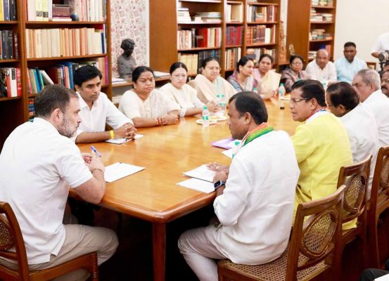 राहुल गांधी ने छत्तीसगढ़ कांग्रेस के आदिवासी नेताओं की ली बैठक