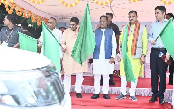 CM विष्णुदेव साय ने मैदानी स्वास्थ्य अमले के लिए 151 नए वाहनों को दिखाई हरी झंडी