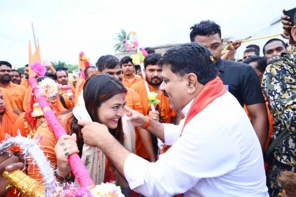 गृहमंत्री विजय शर्मा ने सिल्हाटी में कांवड़ यात्रियों से भेंट की