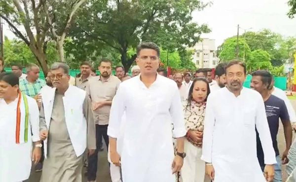 सचिन पायलट ने रायपुर सेंट्रल जेल पहुंचकर चैतन्य बघेल से मुलाकात की