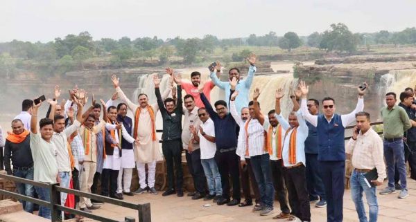 मंत्री श्याम बिहारी जायसवाल ने चित्रकोट जलप्रपात के अद्भुत सौंदर्य का लिया आनंद