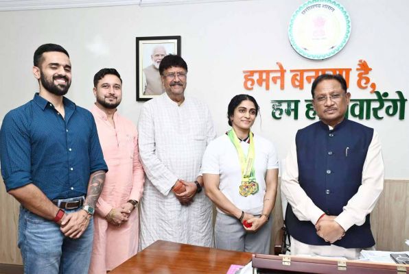 मुख्यमंत्री से एशियन अफ्रीकन पैसिफिक पावरलिफ्टिंग चैंपियनशिप की स्वर्ण पदक विजेता नमी राय पारेख ने की मुलाकात