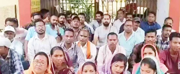 भ्रष्ट अधिकारी की नियुक्ति पर जनपद कार्यालय में हंगामा, ताला बंदी