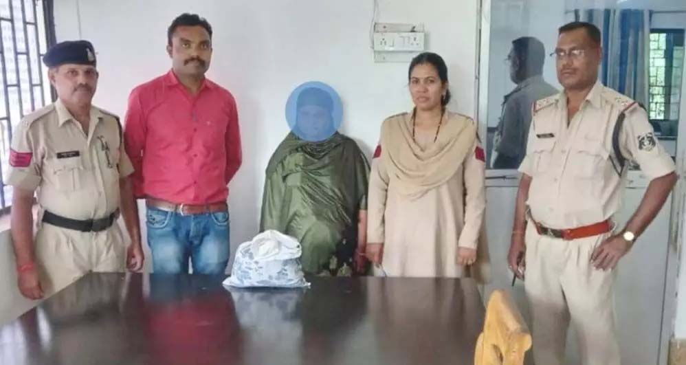 गांजा बेच रही महिला को पुलिस ने किया गिरफ्तार 