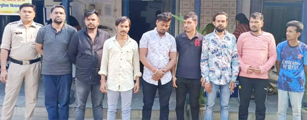 अशांति फैलाने वाले गुंडों पर पुलिस ने की कार्रवाई, थाने लाए गए