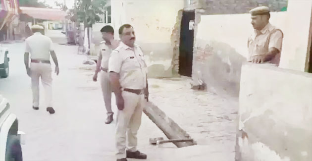 अपराधियों और बदमाशों के ठिकानों पर पुलिस ने की छापेमारी