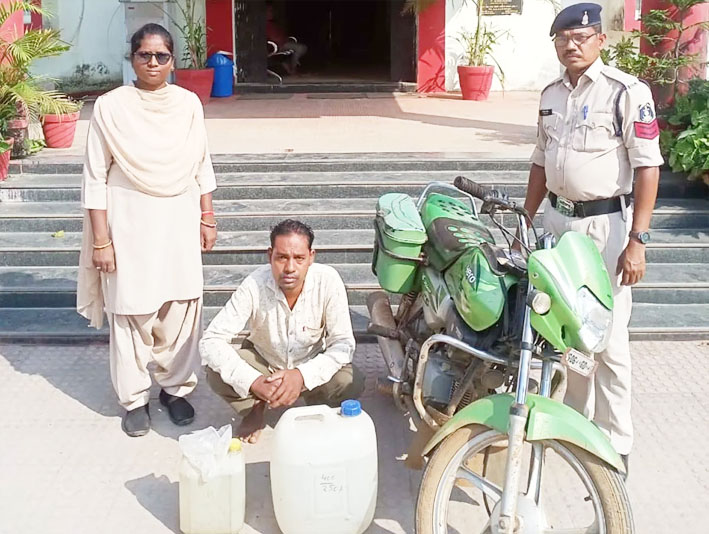बसना में महुआ शराब के साथ बाइक सवार गिरफ्तार