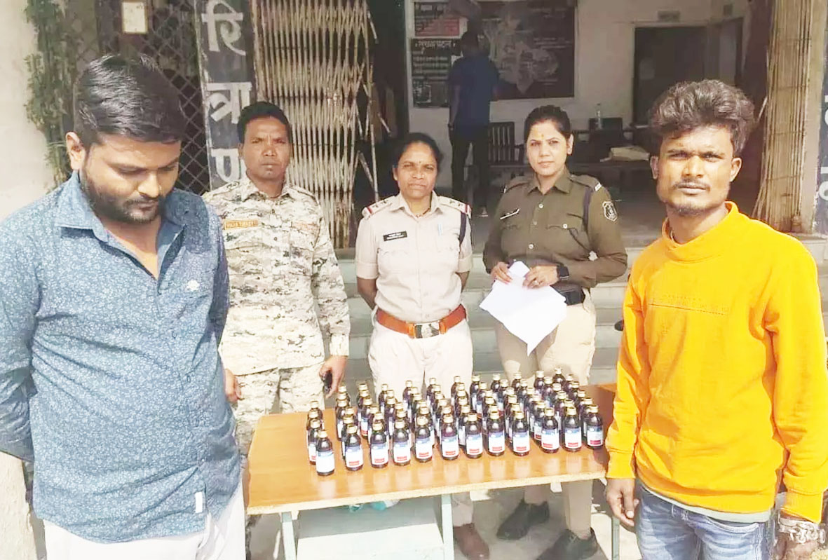 पुलिस ने 70 बाॅटल नशीली सिरप के साथ दो तस्कर दबोचे