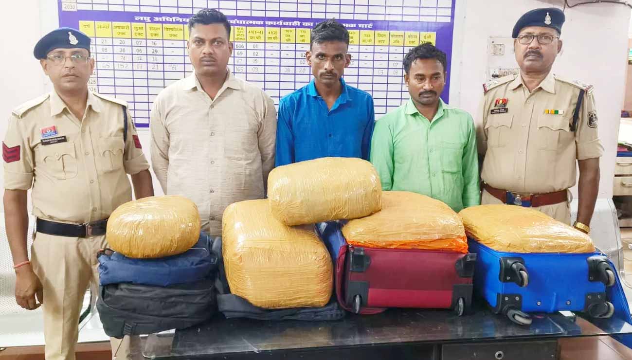 रेलवे स्टेशन के पास गांजा बरामद, तीन तस्कर गिरफ्तार