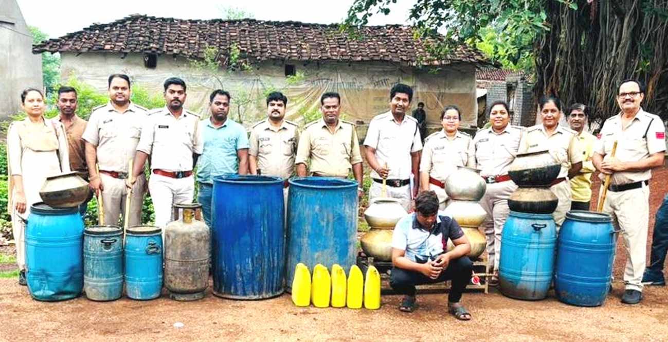 75 लीटर कच्ची शराब और 900 किलोग्राम गुड़ निर्मित पाश जब्त