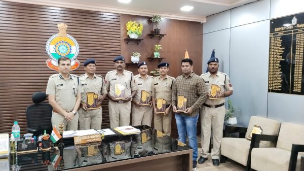 शिकायत दर्ज के महज  3 घंटे बाद गुत्थी सुलझाने पर  SP ने पुलिसकर्मियों को ‘‘स्मृति चिन्ह‘‘ देकर किया प्रोत्साहित