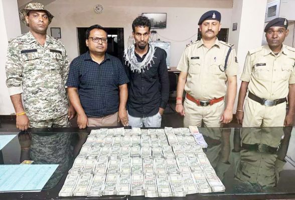 30 लाख कैश के साथ रायपुर के 2 व्यक्ति गिरफ्तार, कार भी जब्त